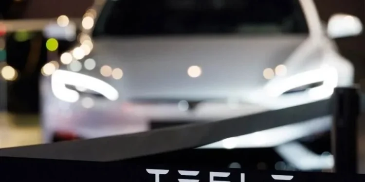 Caen acciones de Tesla 7% pese a mejores ventas