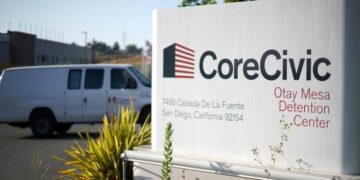Trump compra cárceles migratorias mientras aumentan las muertes bajo custodia de ICE