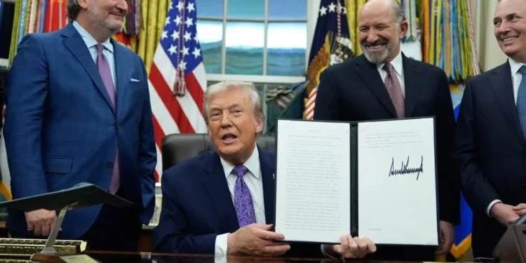 Recibió Trump el año pasado mil 200 millones de dólares de empresas de criptomonedas