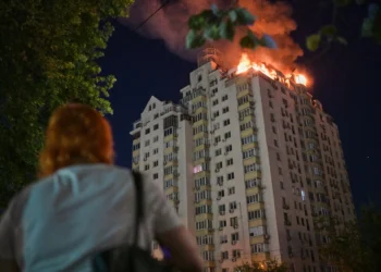 Rusia lanza fuertes ataques contra capital de Ucrania, matando al menos a 21