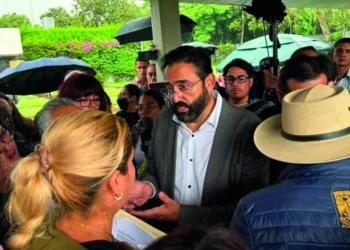 Entregan aspirantes de la UNAM pliego petitorio a Rectoría
