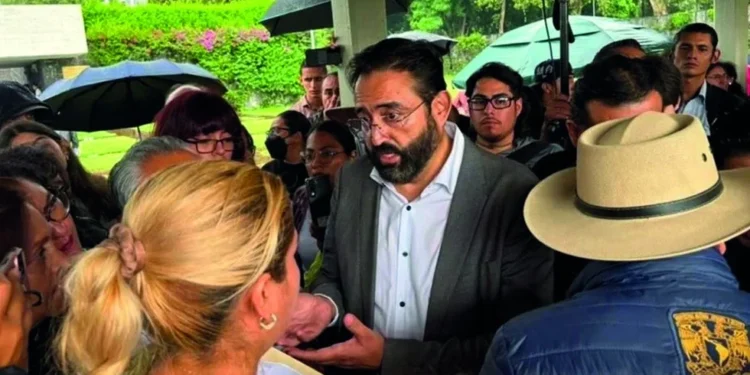 Entregan aspirantes de la UNAM pliego petitorio a Rectoría