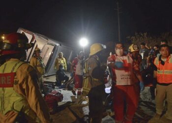 Autobús de hotel choca en Los Cabos; hay 3 muertos y 17 heridos