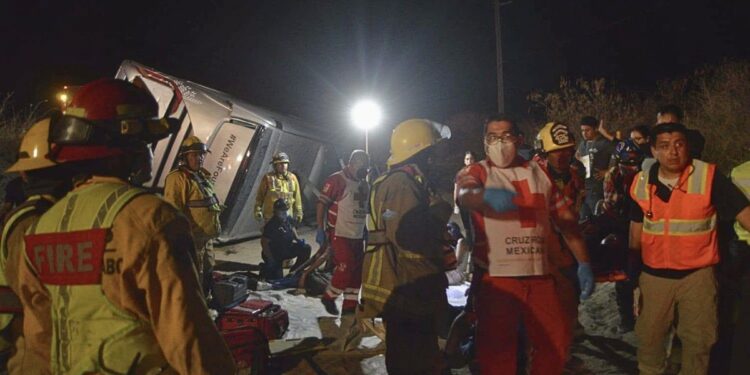 Autobús de hotel choca en Los Cabos; hay 3 muertos y 17 heridos