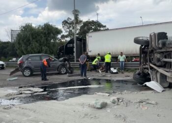 Camión destroza 12 vehículos