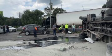 Camión destroza 12 vehículos