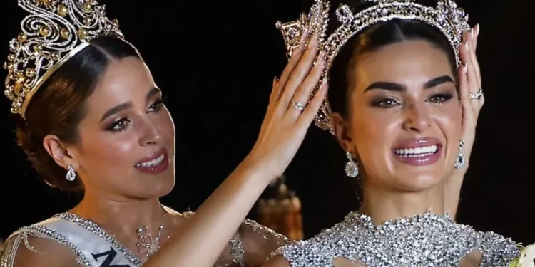 La modelo, de 28 años, recibió la corona de manos de Fátima Bosch.