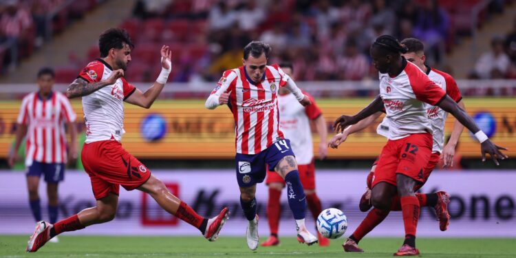 Chivas no pareció extrañar a la Hormiga y, al menos en el marcador, encontró respuestas de sobra sin su último goleador.