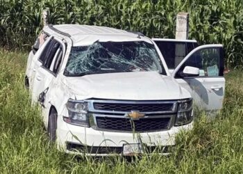 Vuelca camioneta con colaboradores de senadora Bañuelos