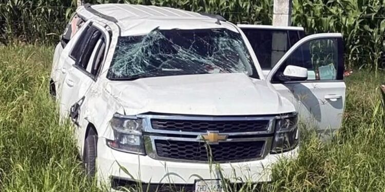 Vuelca camioneta con colaboradores de senadora Bañuelos