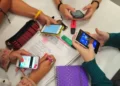 Decidirán este mes si prohíben celulares en escuelas