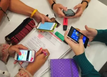Decidirán este mes si prohíben celulares en escuelas
