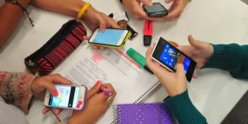 Decidirán este mes si prohíben celulares en escuelas