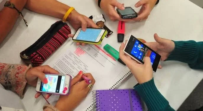 Decidirán este mes si prohíben celulares en escuelas