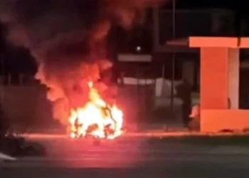 Queman tres vehículos en Colima durante la madrugada