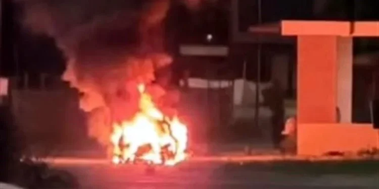 Queman tres vehículos en Colima durante la madrugada