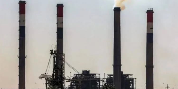 Precios del petróleo se desploman a mínimos por acuerdo para reabrir el estrecho de Ormuz