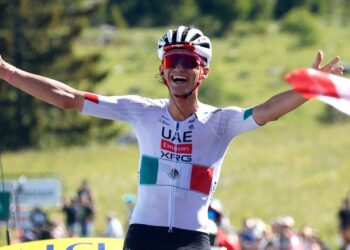 Tras brillar en el Tour de Francia, Isaac del Toro renueva contrato con el UAE Team Emirates