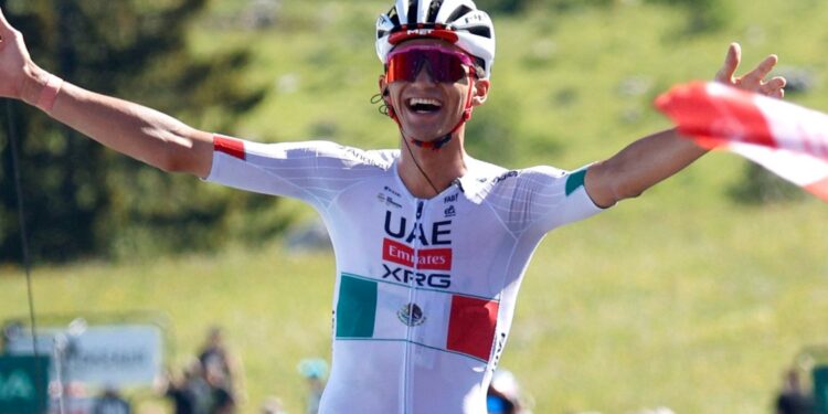 Tras brillar en el Tour de Francia, Isaac del Toro renueva contrato con el UAE Team Emirates