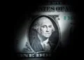 Cierra dólar abajo de $17, su menor nivel en más de 2 años