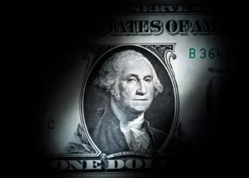Cierra dólar abajo de $17, su menor nivel en más de 2 años