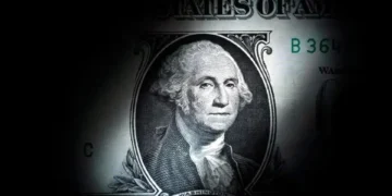 Cierra dólar abajo de $17, su menor nivel en más de 2 años