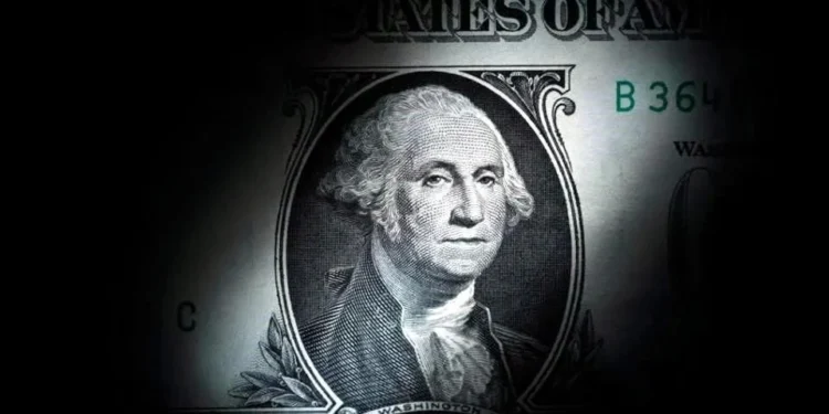 Cierra dólar abajo de $17, su menor nivel en más de 2 años