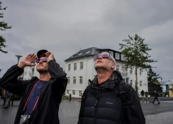 Inicia eclipse en Alaska; se prepara Europa para observarlo