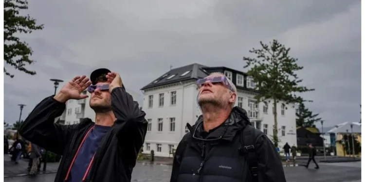 Inicia eclipse en Alaska; se prepara Europa para observarlo