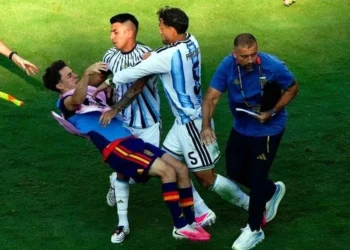 Suspende FIFA 10 partidos a Leandro Paredes