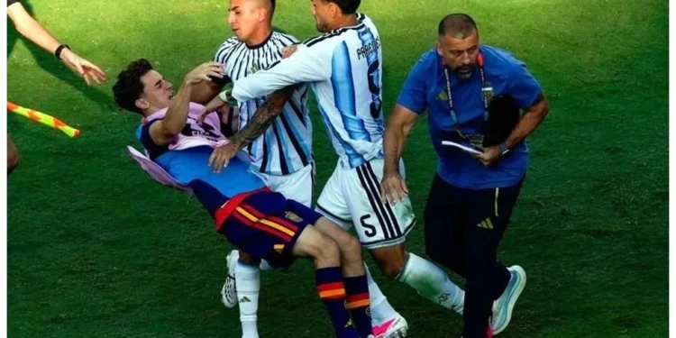 FIFA suspende 10 partidos a Leandro Paredes tras trifulca en la final del Mundial