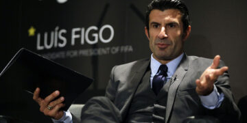 Figo pide la dimisión de Infantino: “Tiene que irse”