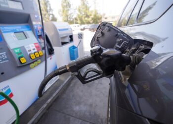 Se renovará pacto con empresarios para estabilizar el precio de la gasolina regular y diésel