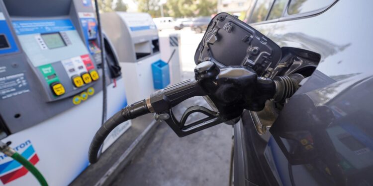 Se renovará pacto con empresarios para estabilizar el precio de la gasolina regular y diésel