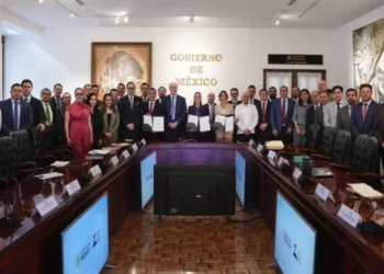 Renueva Sheinbaum con gasolineros tope a precios
