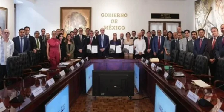 Renuevan Claudia Sheinbaum y gasolineros acuerdo para frenar alza de combustibles