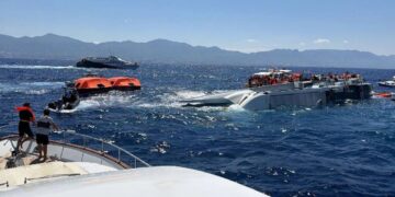 Al menos 8 muertos al naufragar ferry