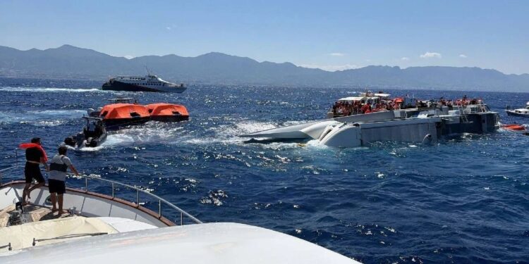 El ministro de Transportes turcochipriota, Erhan Arikli, ha mencionado entre las hipótesis que un objeto pudiera haber golpeado el barco.