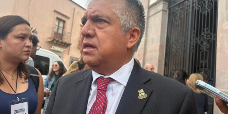 El legislador indicó que, derivado de este tema, será este viernes o el próximo lunes 31 de agosto, cuando envíe el dictamen aprobado por 15 votos a favor al poder ejecutivo estatal
