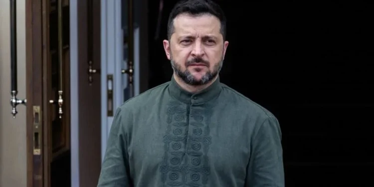 El líder ucraniano, elegido en 2019, se enfrentó antes a llamados de sus pares ruso Vladimir Putin y estadounidense Donald Trump para celebrar elecciones, incluso mientras Moscú bombardea Ucrania a diario.
