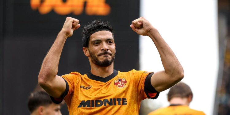 Raúl Jiménez guía la goleada de los Wolves y mantiene el vuelo en la Championship