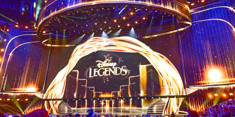 Anne Hathaway, Jonas Brothers y Dwayne Johson se consagran como Leyendas de Disney