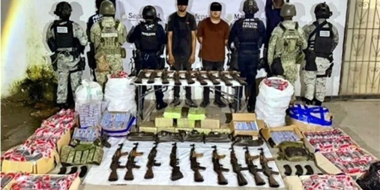 Detienen a dos del Cártel de Sinaloa con arsenal en Mazatlán