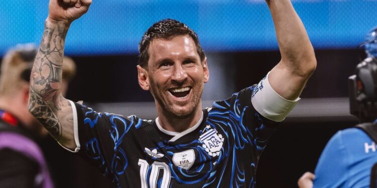 El capitán albiceleste comunicó su adiós definitivo a través de las redes sociales, semanas después de disputar el Mundial 2026 y tras el fallecimiento de su padre.