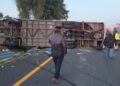 Vuelca autobús de pasajeros sobre la México-Pachuca; hay un muerto