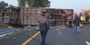 Vuelca autobús de pasajeros sobre la México-Pachuca; hay un muerto