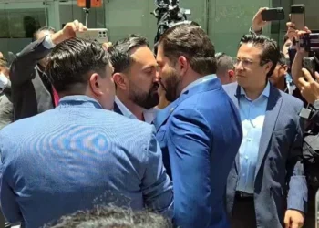 Intercambian diputados de PRI y Morena jaloneos e insultos