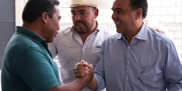Luis Nava encabeza la entrega de apoyos sociales mediante coinversión en Amealco