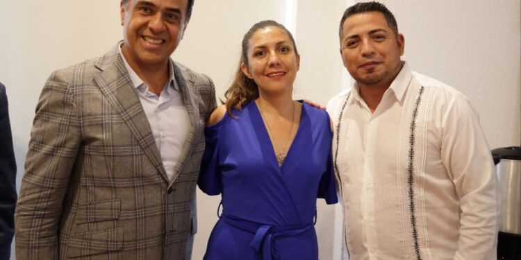 El secretario de Desarrollo Social del Estado de Querétaro, Luis Nava, encabezó una mesa de trabajo con la Comisión Nacional de Vivienda, los 18 presidentes municipales y desarrolladores inmobiliarios
