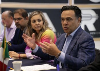 Luis Nava presenta estrategia contra la pobreza ante la CANACO